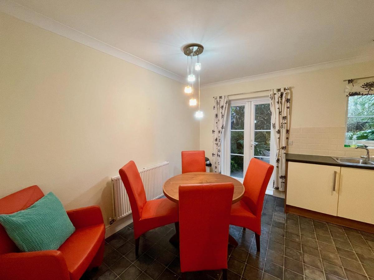 Manor House - Cosy Guesthouse Beside Farnham Hospital Екстериор снимка
