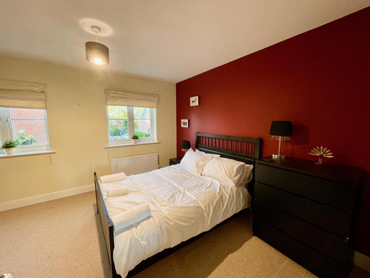 Manor House - Cosy Guesthouse Beside Farnham Hospital Екстериор снимка