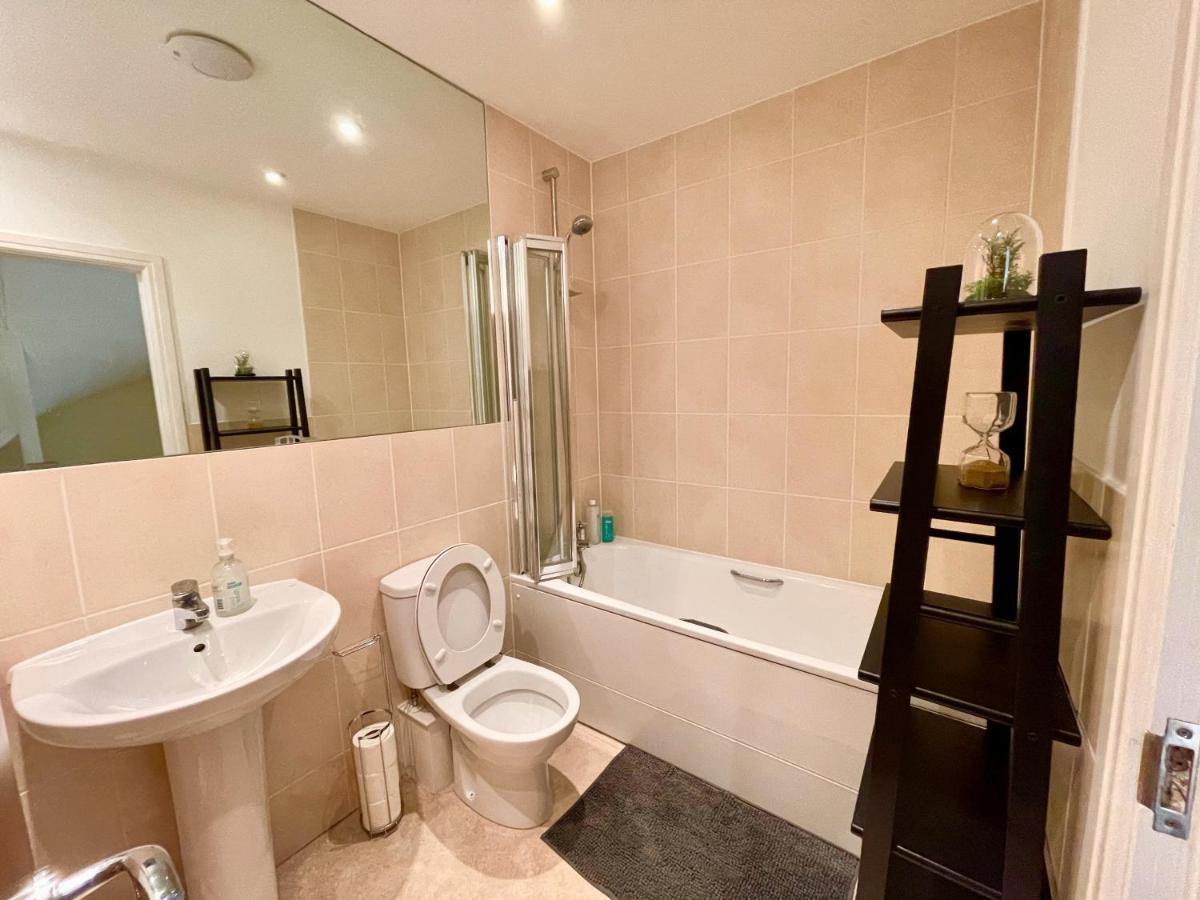Manor House - Cosy Guesthouse Beside Farnham Hospital Екстериор снимка